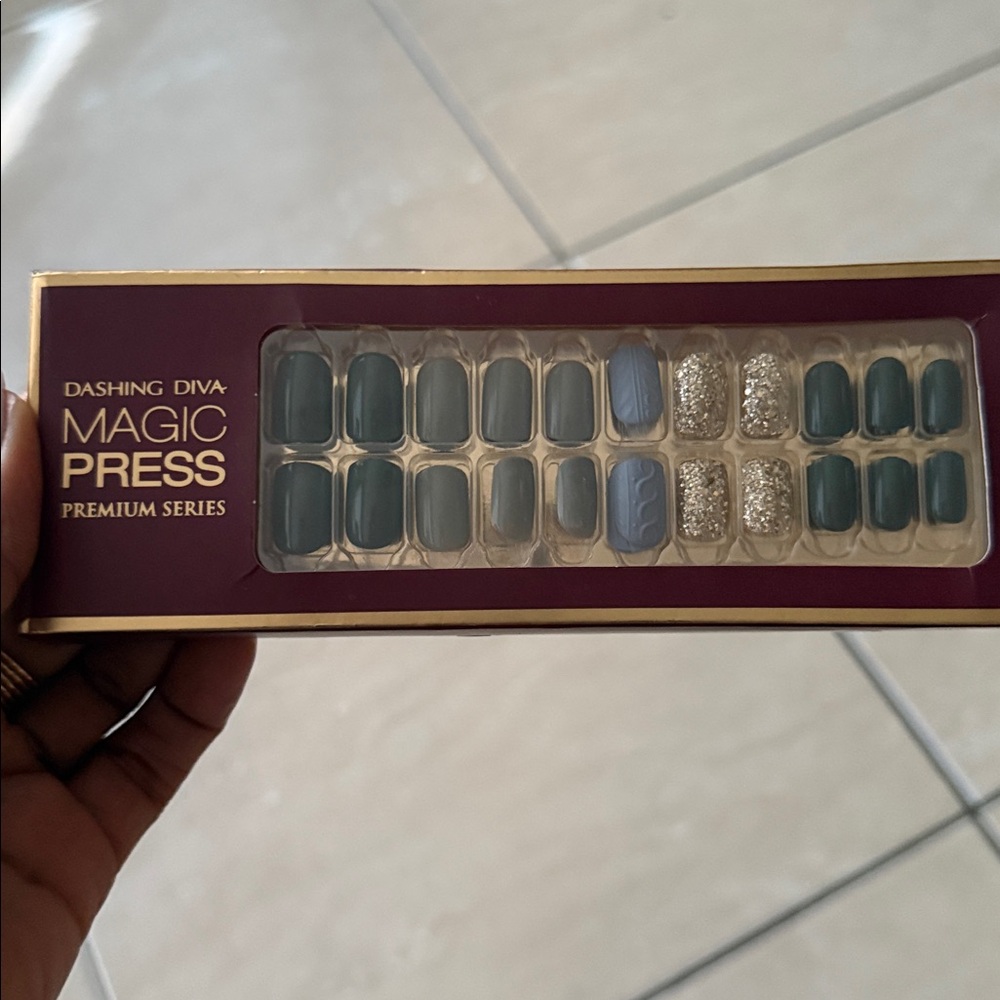 Dashing Diva Magic Press Premium Green & Silver Press-On Nails